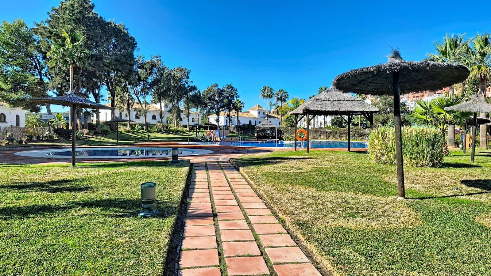 3 soveværelse Penthouse til salg i La Duquesa / Puerto de la Duquesa med swimmingpool - € 395.000 (Ref: 9812529)