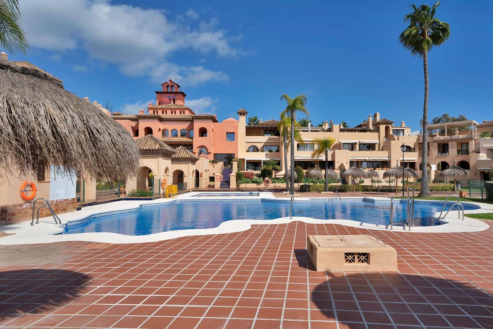 2 Zimmer Apartment zu verkaufen in Estepona mit Pool - 371.175 € (Ref: 9812534)