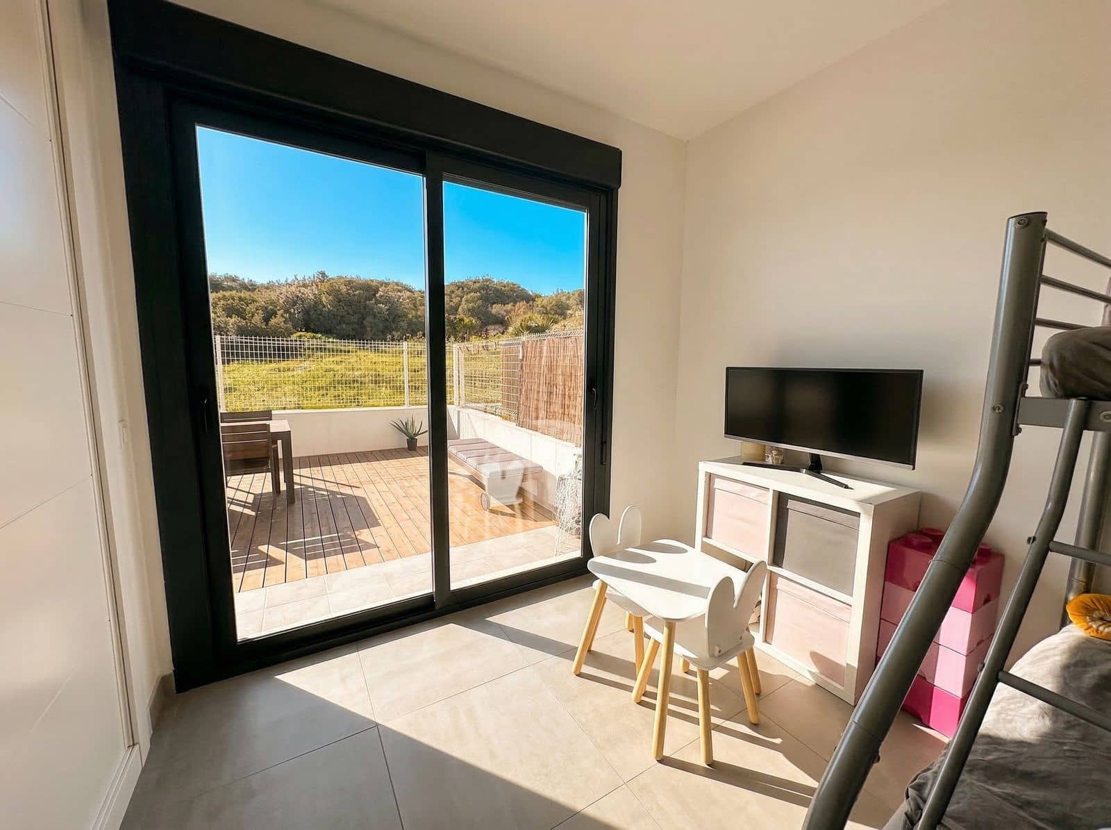 2 chambre Appartement à vendre à La Duquesa / Puerto de la Duquesa avec piscine garage - 375 000 € (Ref: 9812537)