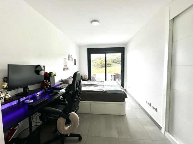 2 chambre Appartement à vendre à La Duquesa / Puerto de la Duquesa, Manilva avec piscine garage - 375 000 € (Ref: 9812537)