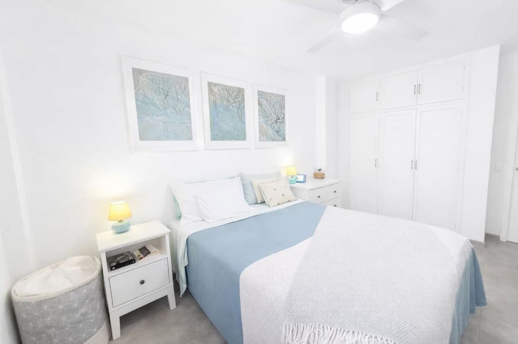 Apartamento de 2 habitaciones en La Duquesa / Puerto de la Duquesa en venta - 310.000 € (Ref: 9812539)