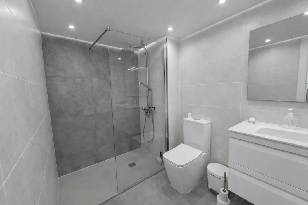 Apartamento de 2 habitaciones en La Duquesa / Puerto de la Duquesa en venta - 310.000 € (Ref: 9812539)