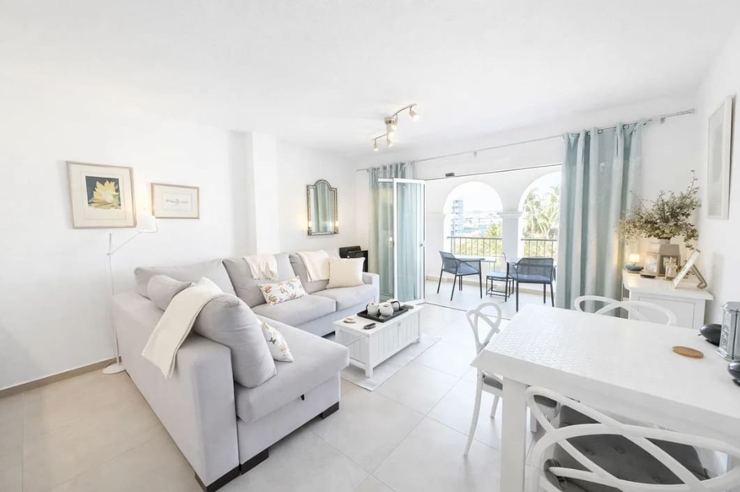 Apartamento de 2 habitaciones en La Duquesa / Puerto de la Duquesa en venta - 310.000 € (Ref: 9812539)