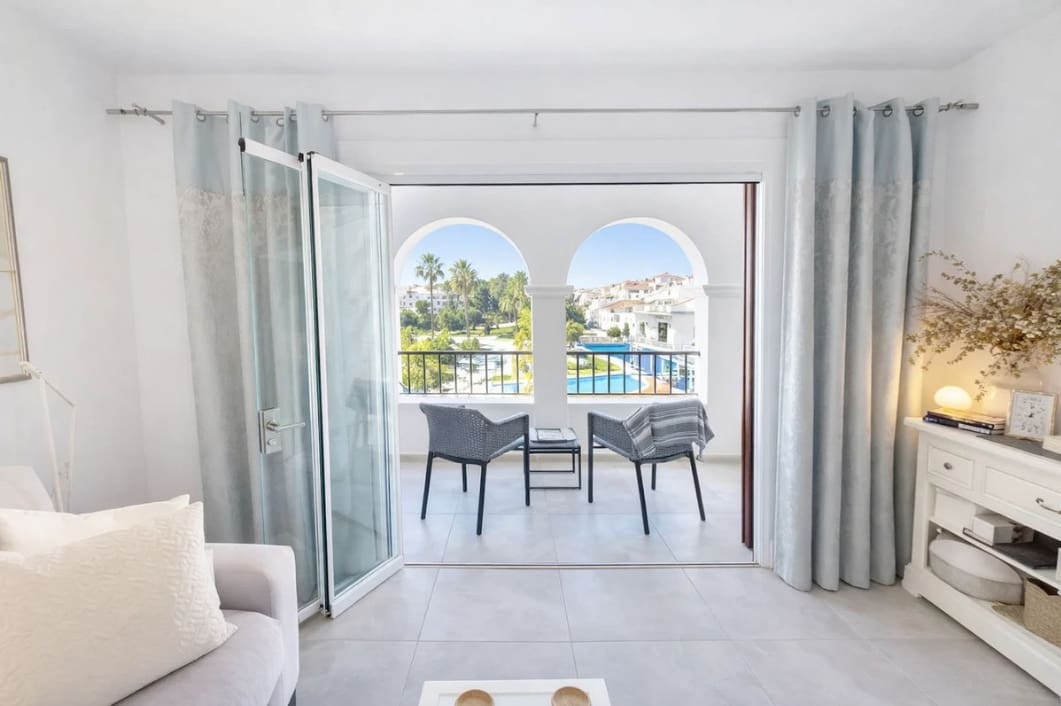 Apartamento de 2 habitaciones en La Duquesa / Puerto de la Duquesa en venta - 310.000 € (Ref: 9812539)