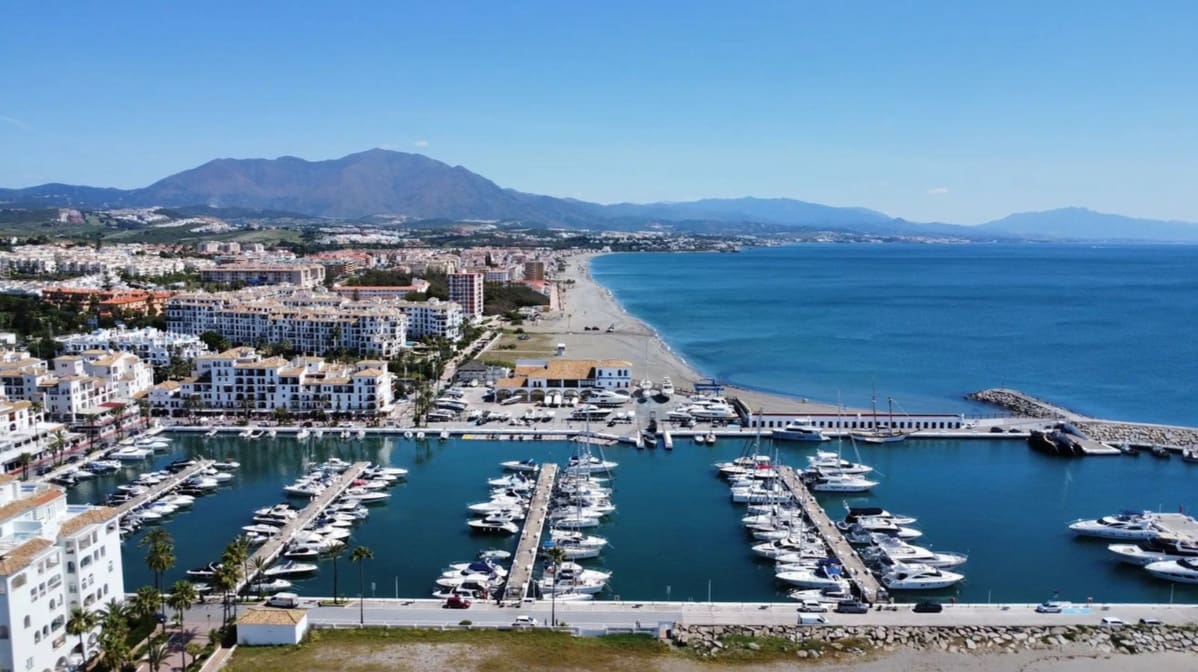 Apartamento de 2 habitaciones en La Duquesa / Puerto de la Duquesa en venta - 310.000 € (Ref: 9812539)