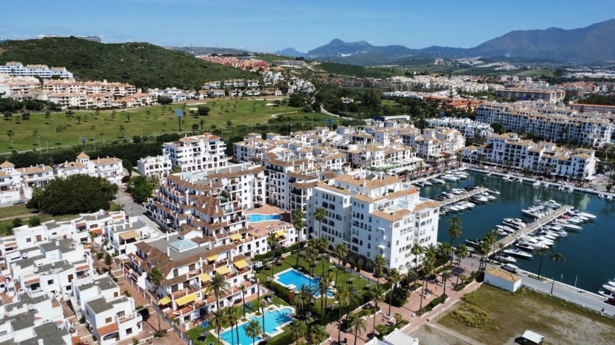 Apartamento de 2 habitaciones en La Duquesa / Puerto de la Duquesa en venta - 310.000 € (Ref: 9812539)