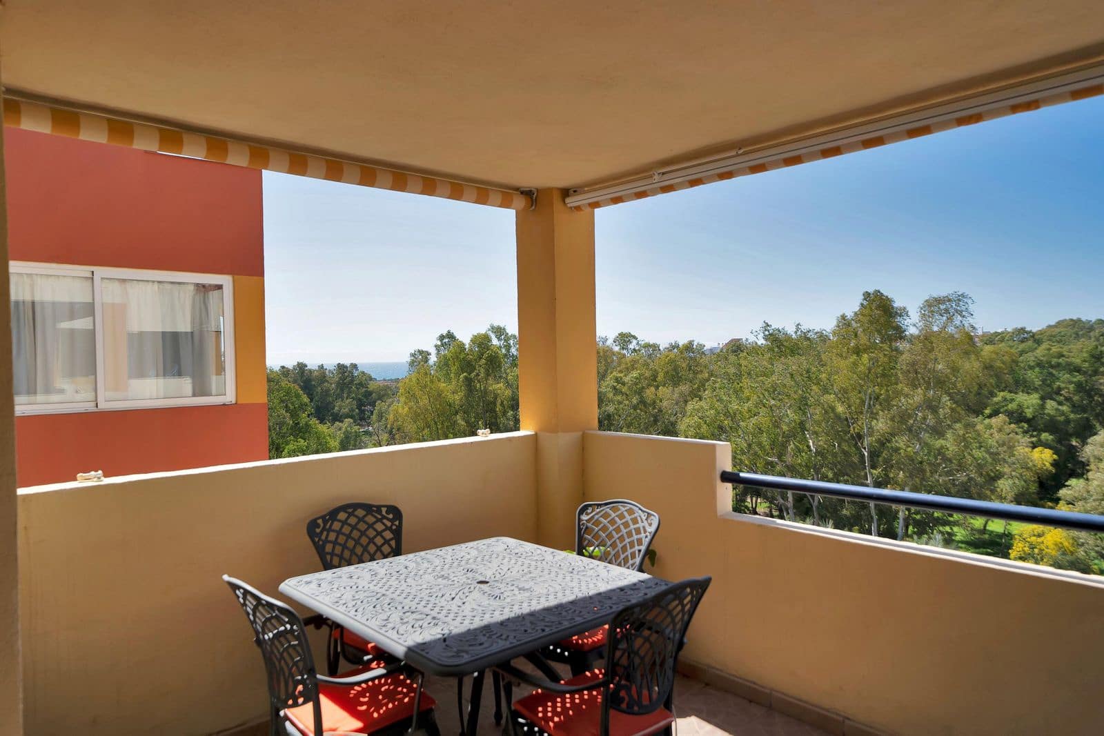 2 sypialnia Penthouse na sprzedaż w Estepona z basenem - 365 000 € (Ref: 9812576)