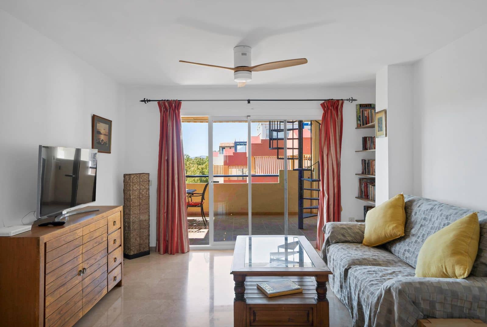 2 sypialnia Penthouse na sprzedaż w Estepona z basenem - 365 000 € (Ref: 9812576)