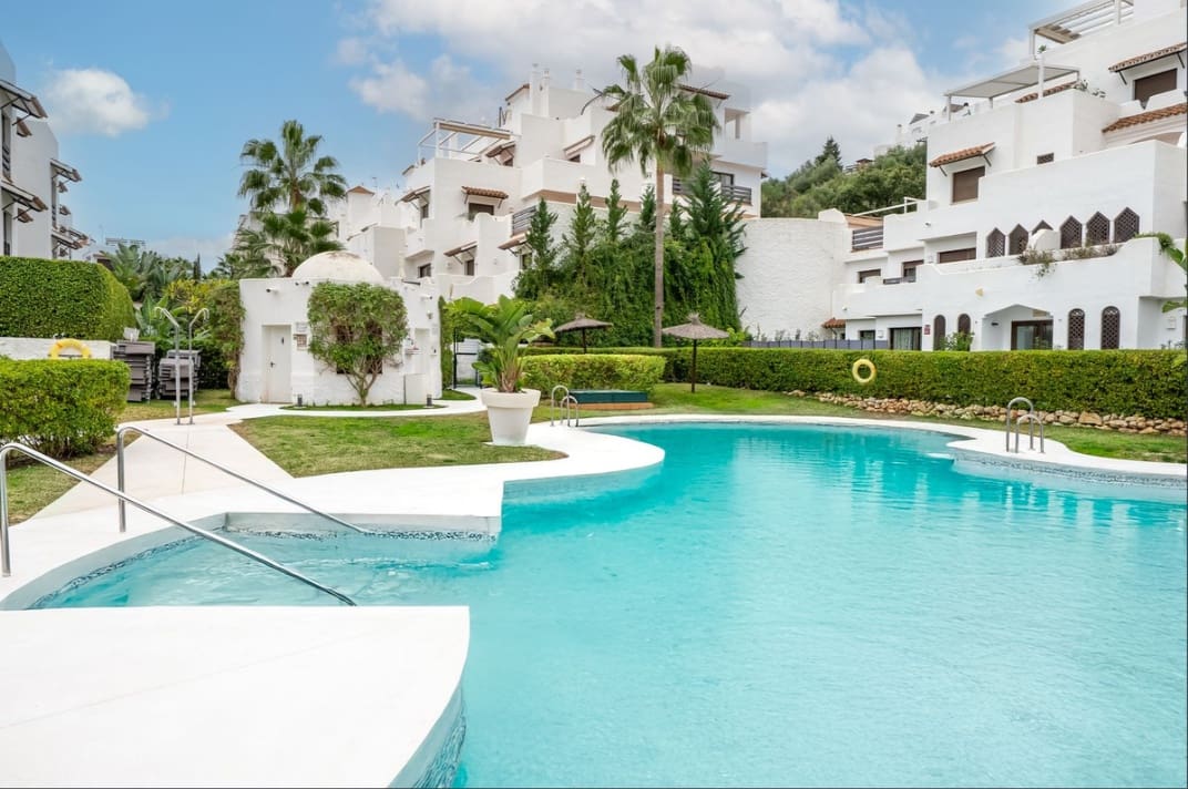 2 quarto Apartamento para venda em Estepona com piscina - 380 000 € (Ref: 9812584)