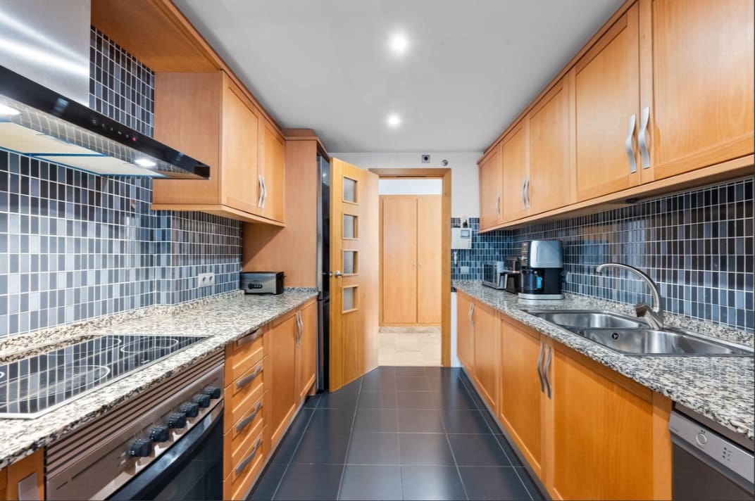 2 quarto Apartamento para venda em Estepona com piscina - 380 000 € (Ref: 9812584)