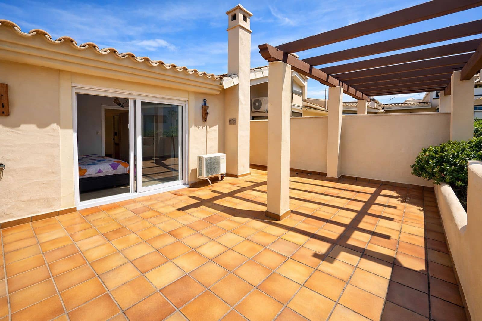 3 sypialnia Penthouse na sprzedaż w La Duquesa / Puerto de la Duquesa z basenem - 325 000 € (Ref: 9812597)