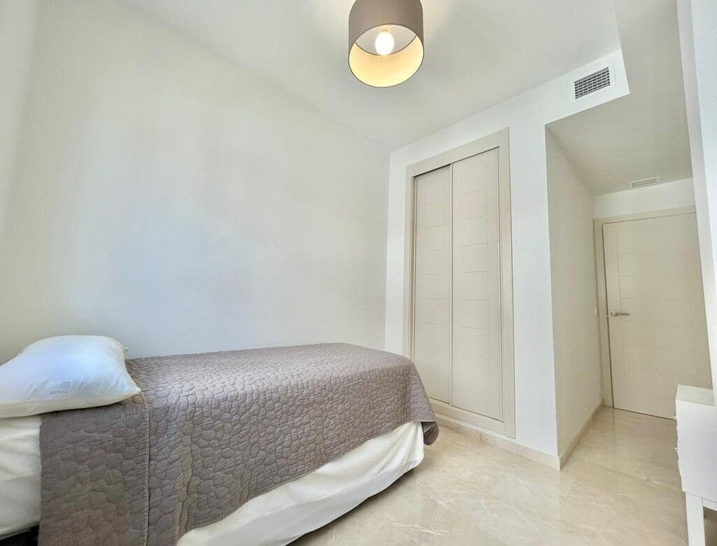 2 sovrum Lägenhet till salu i Estepona med pool - 299 000 € (Ref: 9813479)