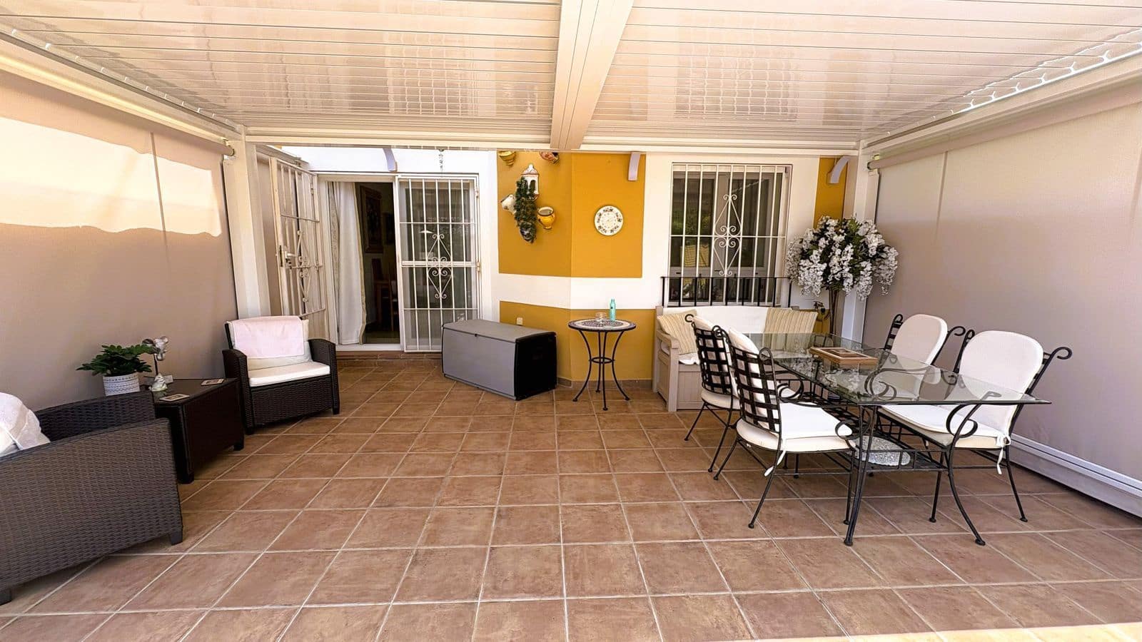 3 sypialnia Dom na sprzedaż w La Duquesa / Puerto de la Duquesa z basenem - 385 000 € (Ref: 9814046)