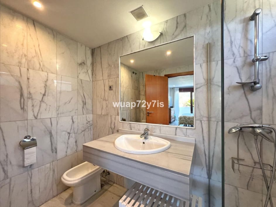 Apartamento de 2 habitaciones en Estepona en venta con piscina - 355.000 € (Ref: 9814049)