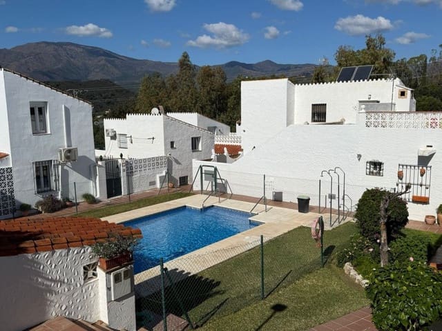 3 quarto Moradia Geminada para venda em Estepona com piscina - 348 000 € (Ref: 9814051)