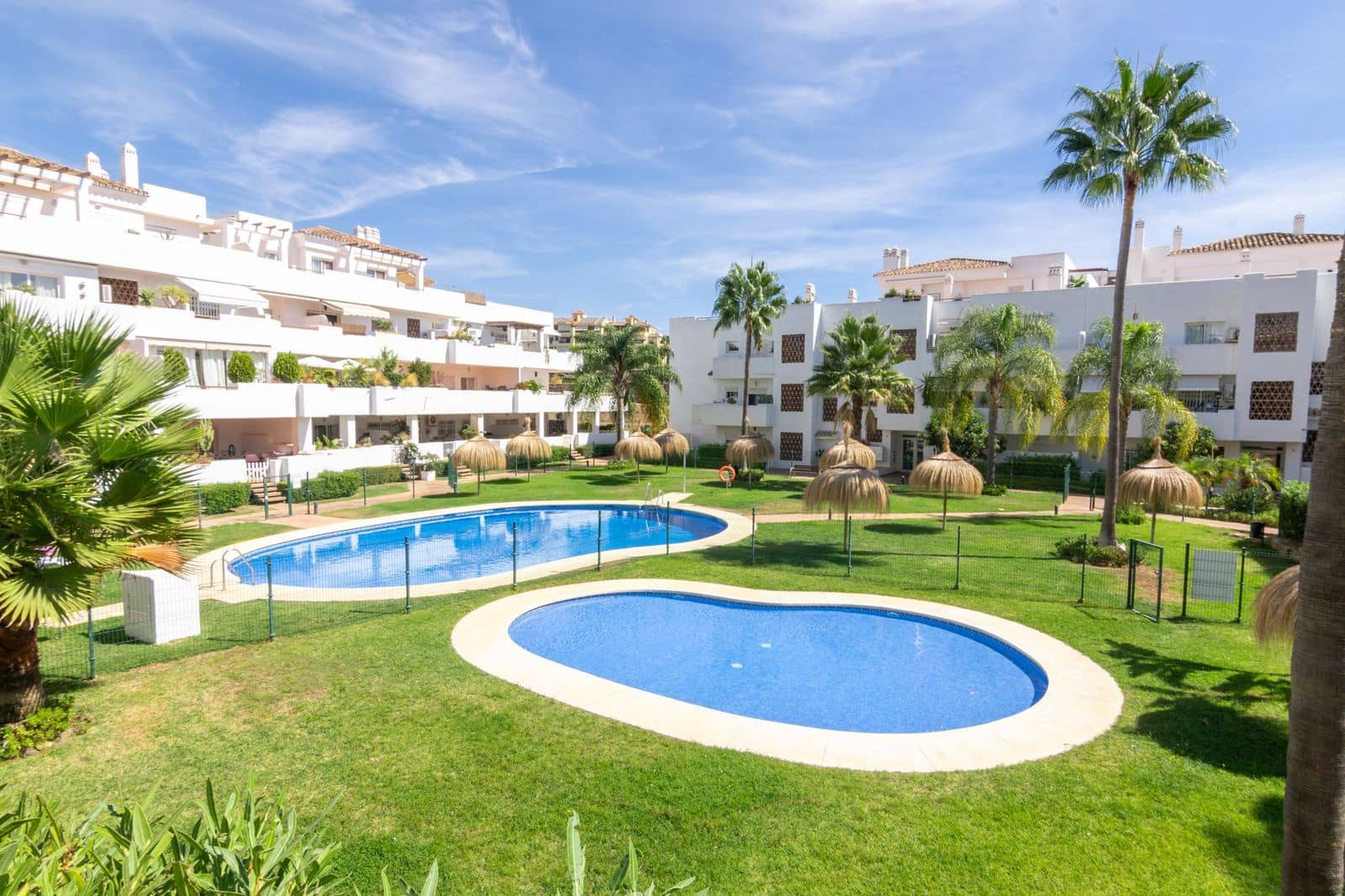 Apartamento de 3 habitaciones en Estepona en venta con piscina garaje - 420.000 € (Ref: 9814067)