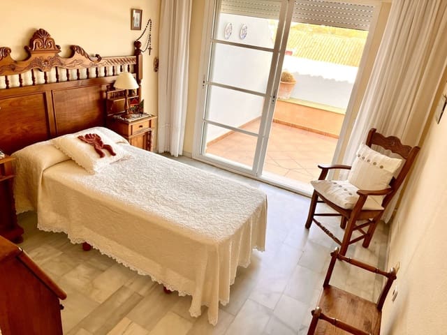 3 quarto Casa em Banda para venda em Estepona com piscina - 490 000 € (Ref: 9814072)