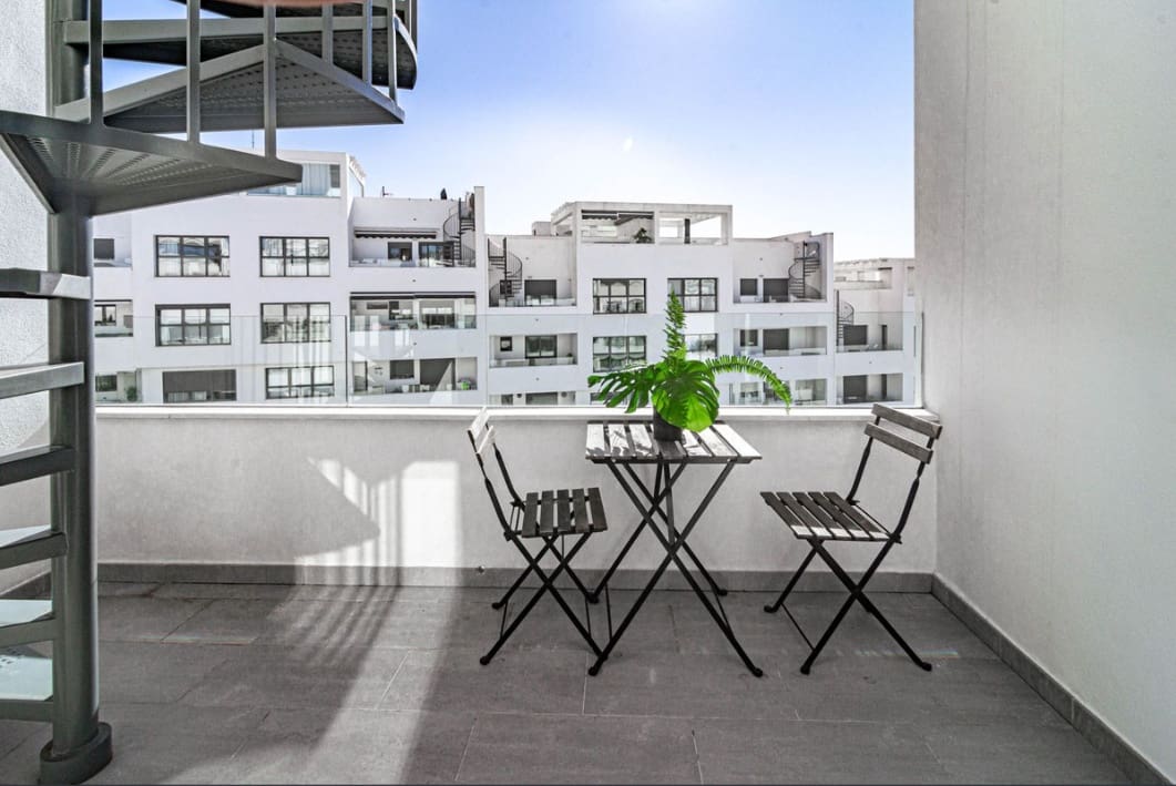 Ático de 2 habitaciones en Estepona en venta con piscina - 485.000 € (Ref: 9816300)