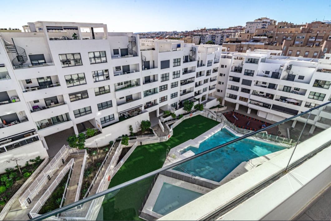 Ático de 2 habitaciones en Estepona en venta con piscina - 485.000 € (Ref: 9816300)