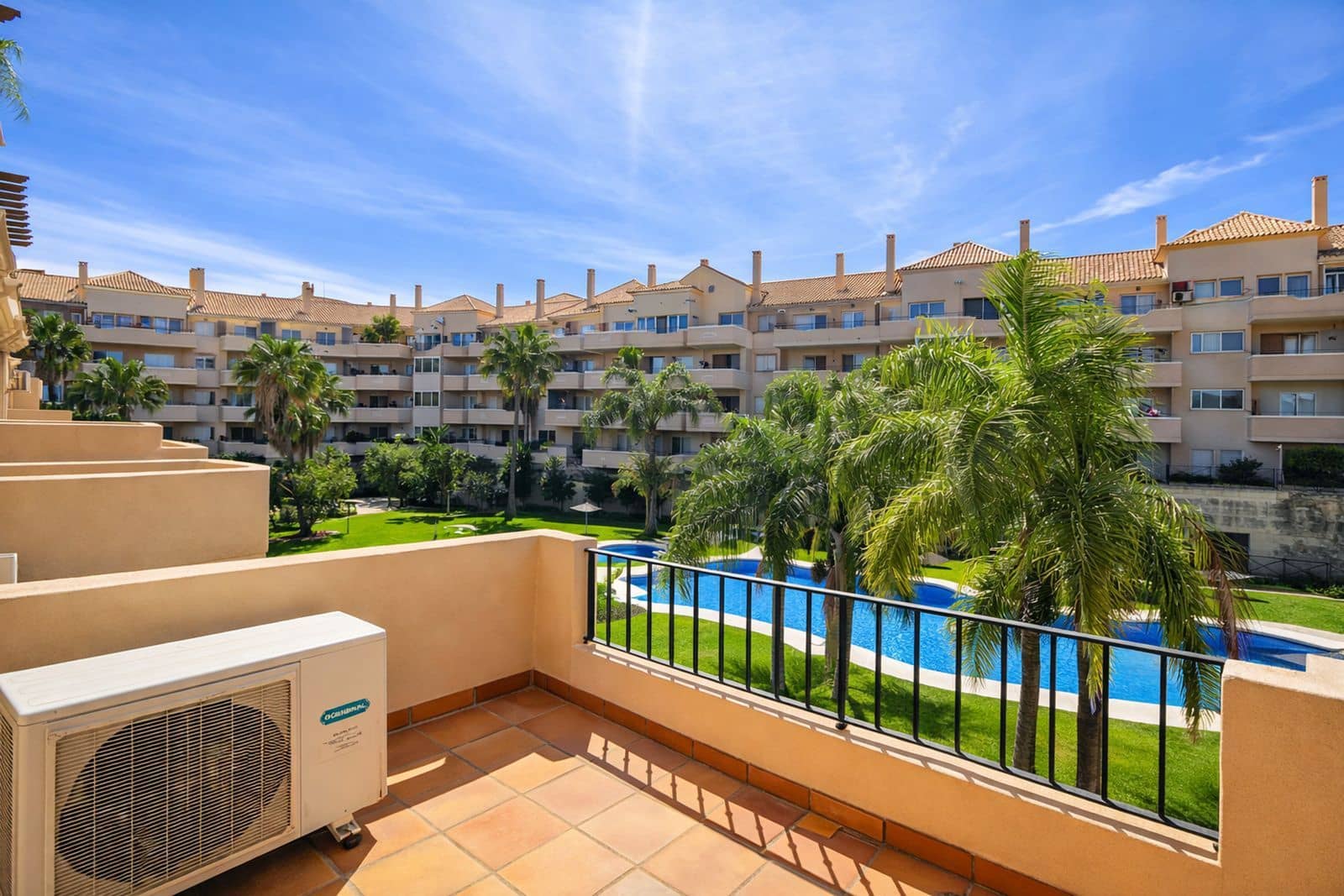 3 soverom Penthouse til salgs i La Duquesa / Puerto de la Duquesa med svømmebasseng - € 325 000 (Ref: 9829616)