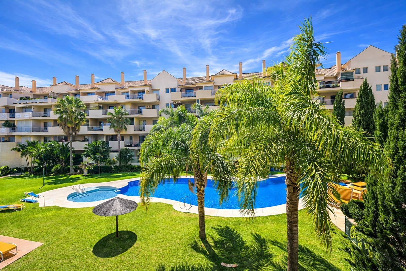 3 soverom Penthouse til salgs i La Duquesa / Puerto de la Duquesa med svømmebasseng - € 325 000 (Ref: 9829616)