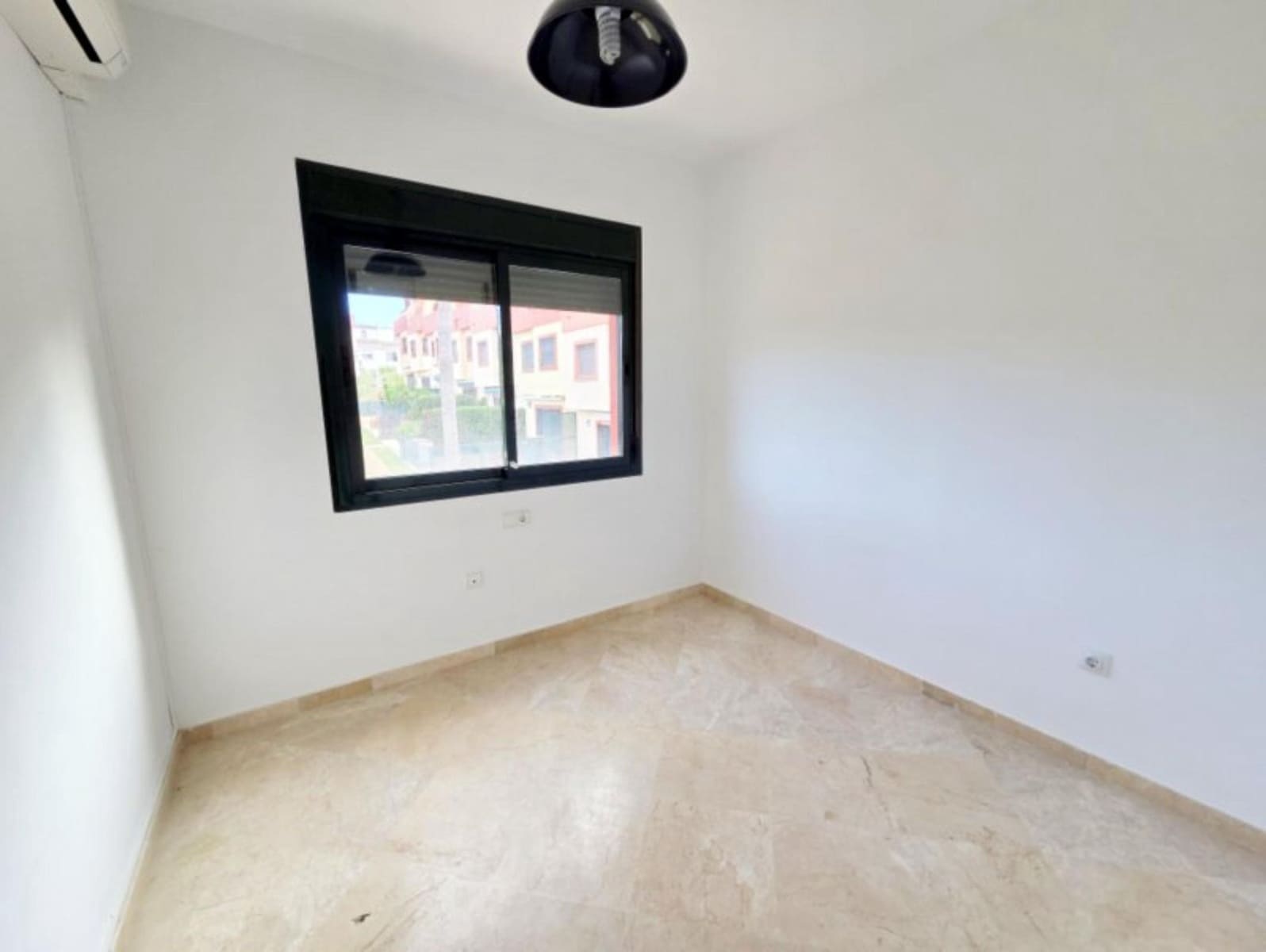 3 soverom Hus til salgs i La Duquesa / Puerto de la Duquesa med svømmebasseng - € 299 000 (Ref: 9829646)