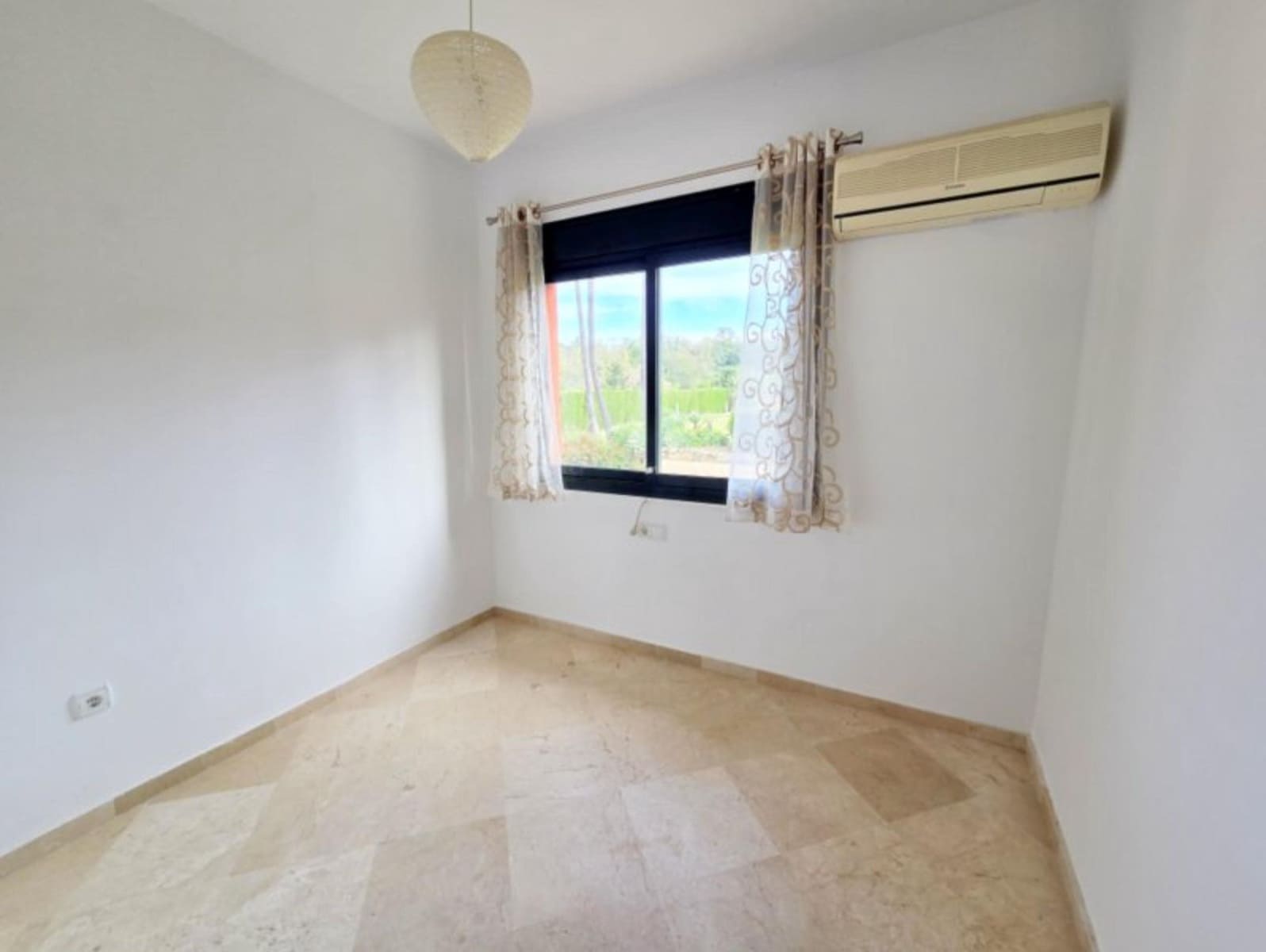3 soverom Hus til salgs i La Duquesa / Puerto de la Duquesa med svømmebasseng - € 299 000 (Ref: 9829646)