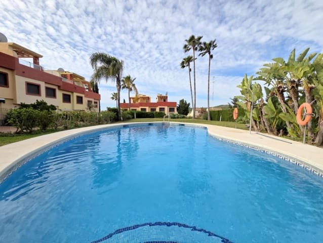 3 soveværelse Byhus til salg i La Duquesa / Puerto de la Duquesa, Manilva med swimmingpool - € 299.000 (Ref: 9829646)