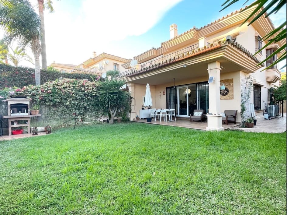 3 soveværelse Semi-Rækkehus til salg i Riviera del Sol med swimmingpool garage - € 507.000 (Ref: 9831927)