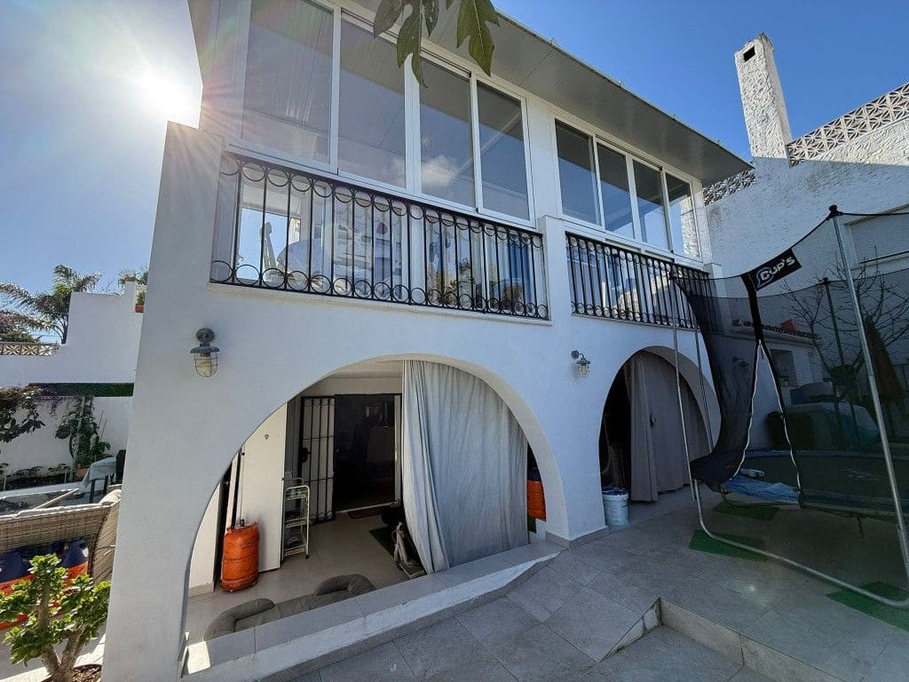 3 soveværelse Semi-Rækkehus til salg i Estepona med swimmingpool - € 348.000 (Ref: 9832100)