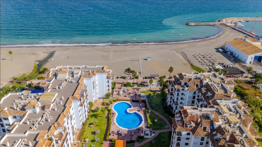 2 sovrum Takvåning till salu i La Duquesa / Puerto de la Duquesa med pool - 349 000 € (Ref: 9832321)