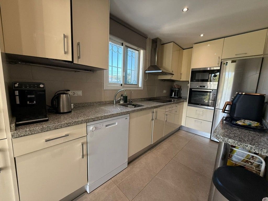 3 bedroom Semi-detached Villa for sale in Estepona with pool - € 348,000 (Ref: 9840510)