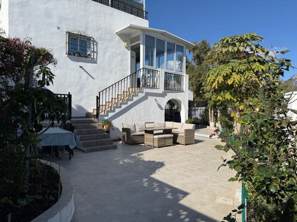 3 bedroom Semi-detached Villa for sale in Estepona with pool - € 348,000 (Ref: 9840510)