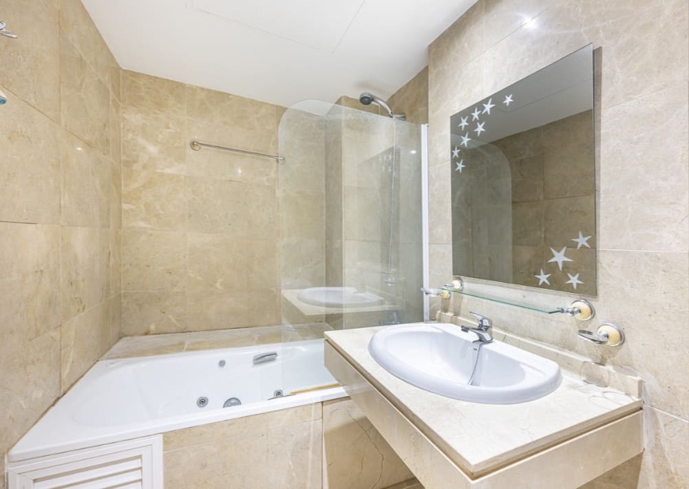 2 bedroom Penthouse for sale in La Duquesa / Puerto de la Duquesa with pool - € 260,000 (Ref: 9844135)