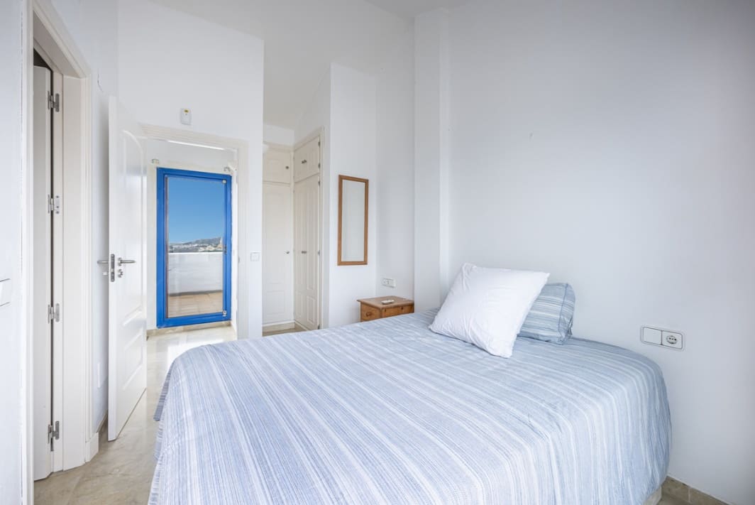 2 bedroom Penthouse for sale in La Duquesa / Puerto de la Duquesa with pool - € 260,000 (Ref: 9844135)