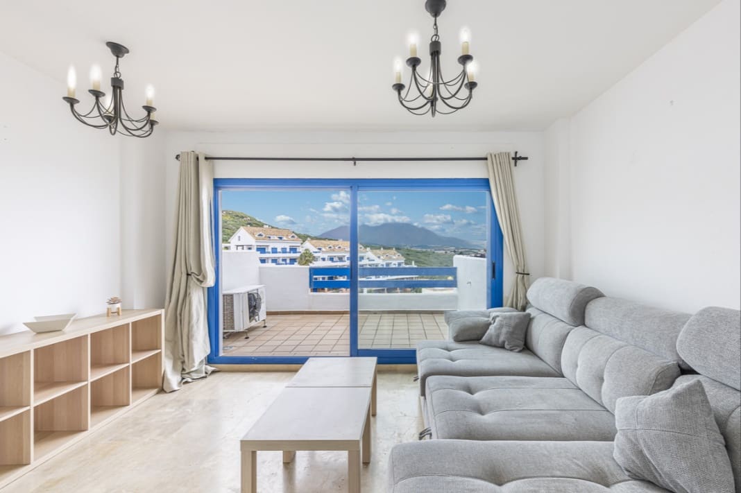 2 bedroom Penthouse for sale in La Duquesa / Puerto de la Duquesa with pool - € 260,000 (Ref: 9844135)