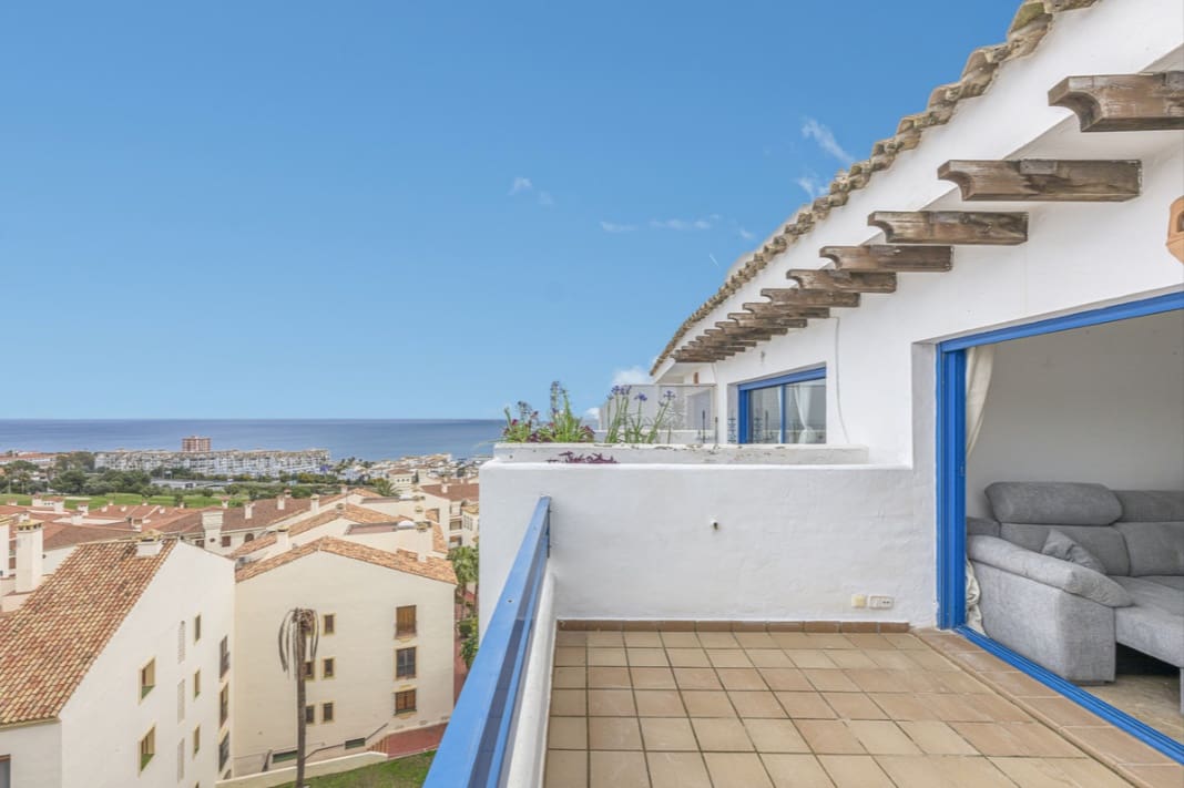 2 bedroom Penthouse for sale in La Duquesa / Puerto de la Duquesa with pool - € 260,000 (Ref: 9844135)