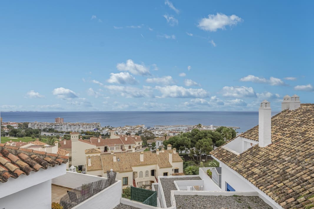 2 bedroom Penthouse for sale in La Duquesa / Puerto de la Duquesa with pool - € 260,000 (Ref: 9844135)