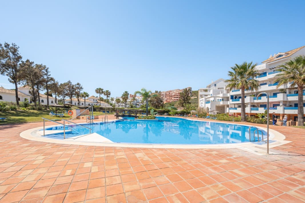2 bedroom Penthouse for sale in La Duquesa / Puerto de la Duquesa with pool - € 260,000 (Ref: 9844135)