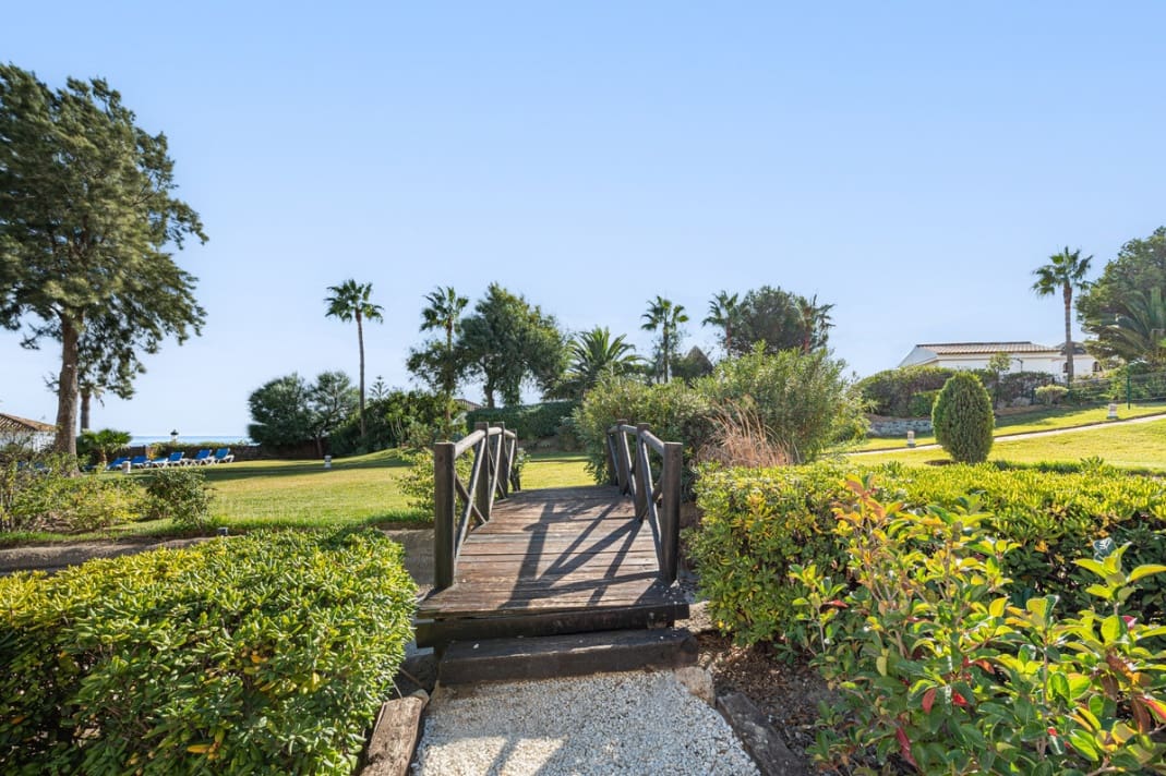 2 bedroom Penthouse for sale in La Duquesa / Puerto de la Duquesa with pool - € 260,000 (Ref: 9844135)