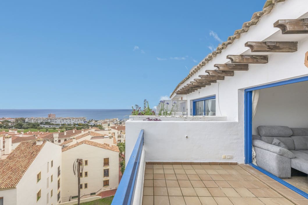2 bedroom Penthouse for sale in La Duquesa / Puerto de la Duquesa with pool - € 260,000 (Ref: 9844321)