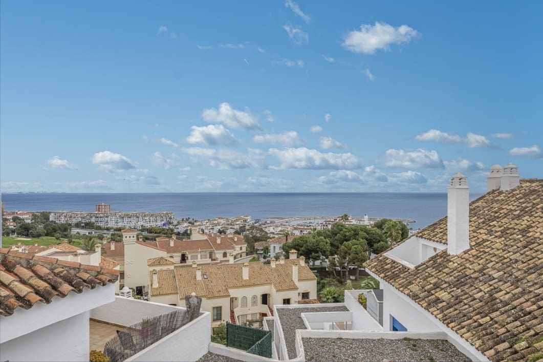 2 bedroom Penthouse for sale in La Duquesa / Puerto de la Duquesa with pool - € 260,000 (Ref: 9844321)