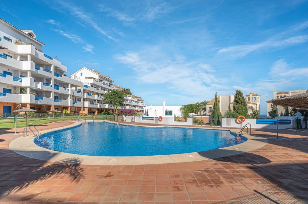 2 bedroom Penthouse for sale in La Duquesa / Puerto de la Duquesa with pool - € 260,000 (Ref: 9844321)