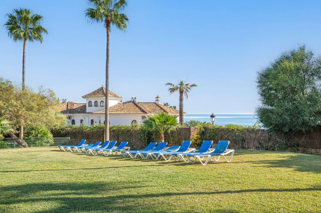2 bedroom Penthouse for sale in La Duquesa / Puerto de la Duquesa with pool - € 260,000 (Ref: 9844321)