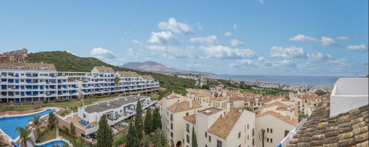 2 bedroom Penthouse for sale in La Duquesa / Puerto de la Duquesa with pool - € 260,000 (Ref: 9844321)