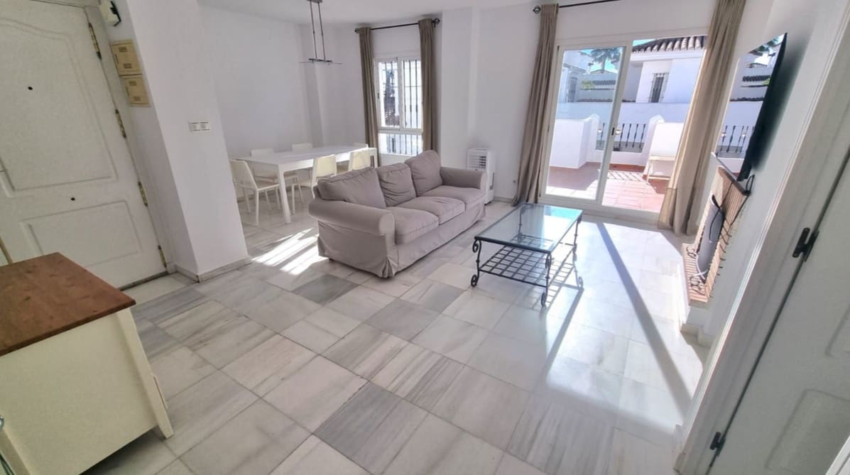 3 sypialnia Penthouse na sprzedaż w Nueva Andalucia z basenem - 465 000 € (Ref: 9847440)