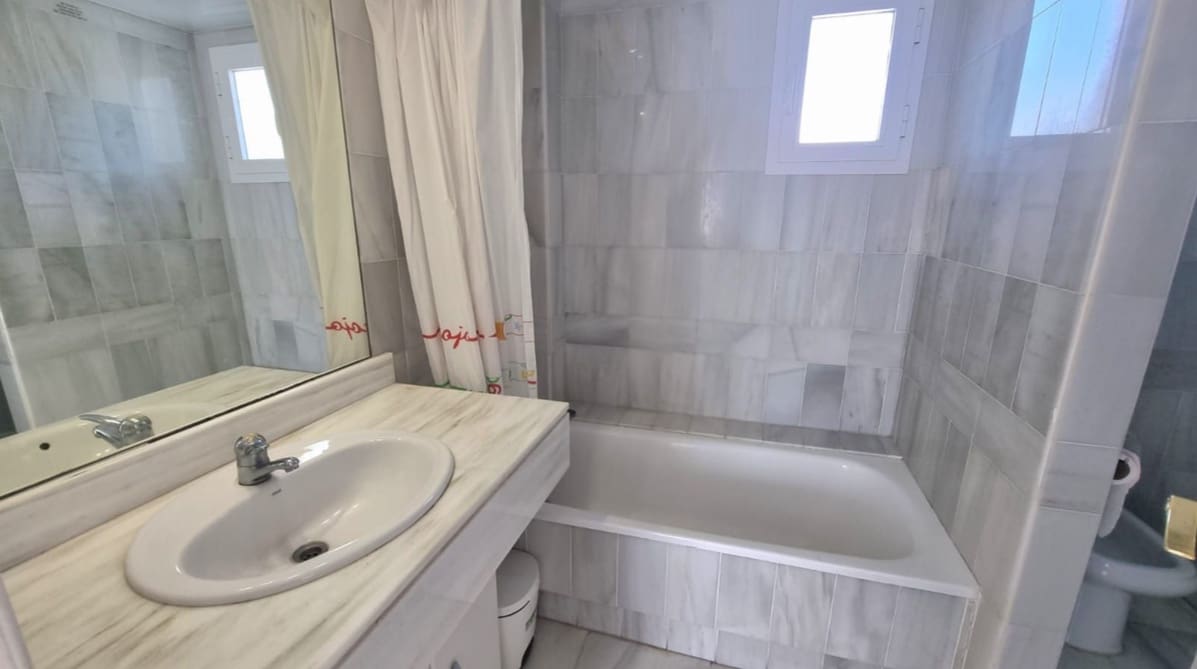 3 sypialnia Penthouse na sprzedaż w Nueva Andalucia z basenem - 465 000 € (Ref: 9847440)