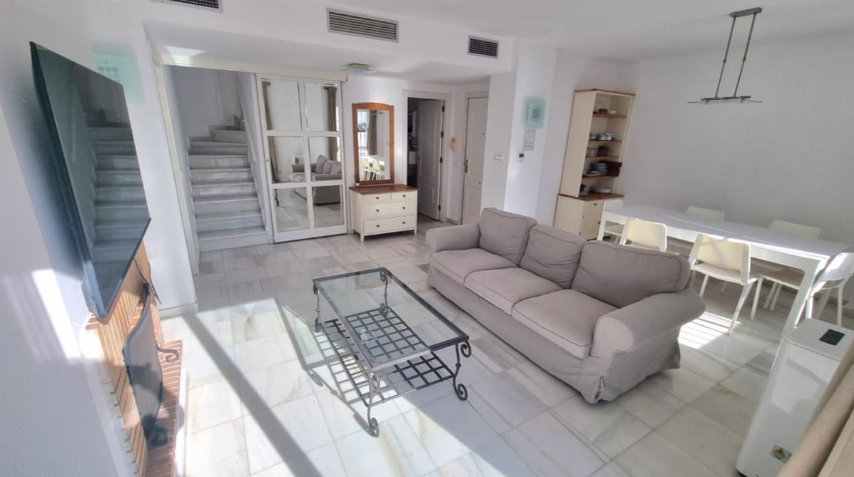 3 sypialnia Penthouse na sprzedaż w Nueva Andalucia z basenem - 465 000 € (Ref: 9847440)