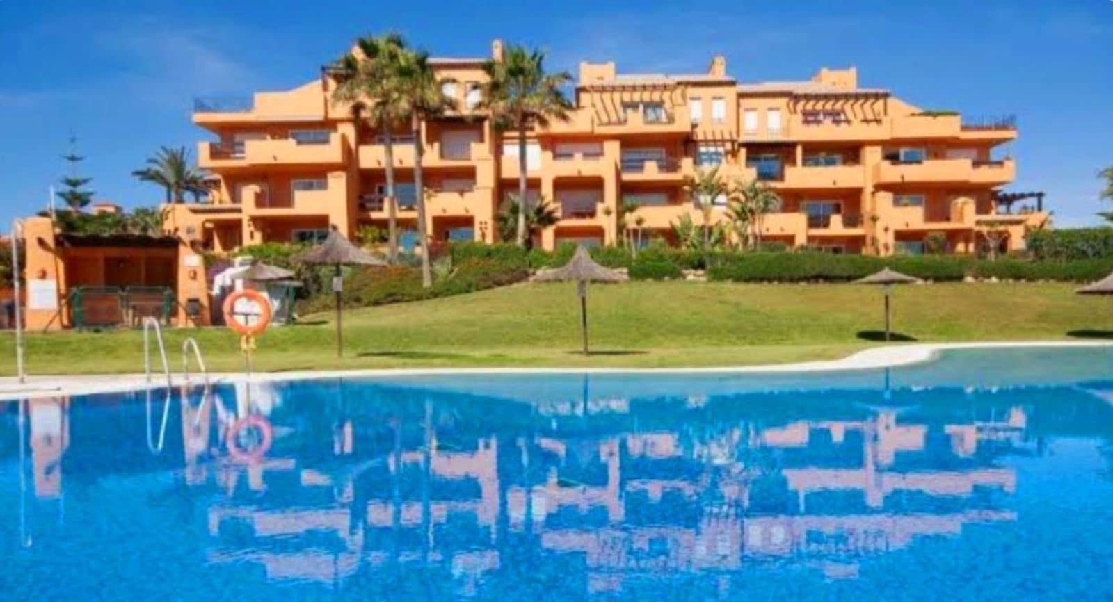 2 quarto Apartamento para venda em La Duquesa / Puerto de la Duquesa com piscina - 484 000 € (Ref: 9847567)
