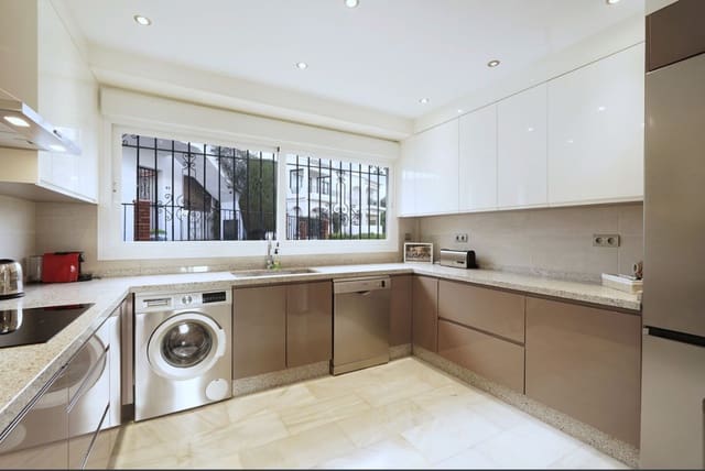 2 makuuhuone Huoneisto myytävänä paikassa El Paraiso, Estepona mukana uima-altaan 
autotalli - 420 000 € (Ref: 9849966)